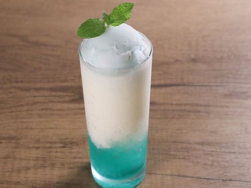 シャリシャリ！ラムネ杏仁ミルクフロート